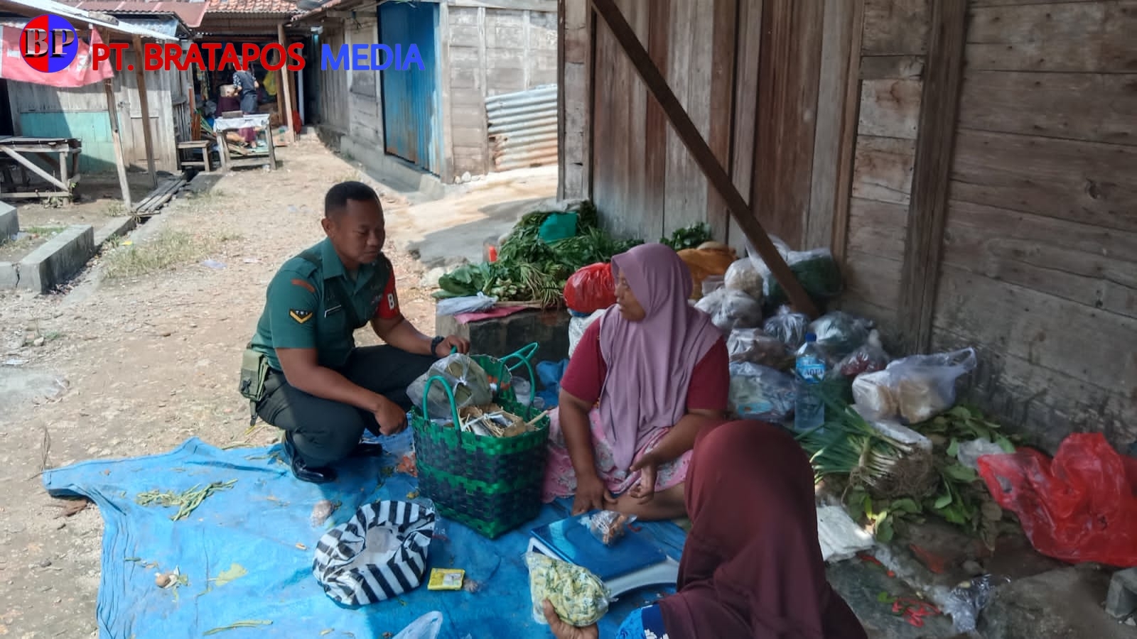 Jalin Komunikasi, Babinsa Komsos Dengan Pedagang di Pasar Tradisional