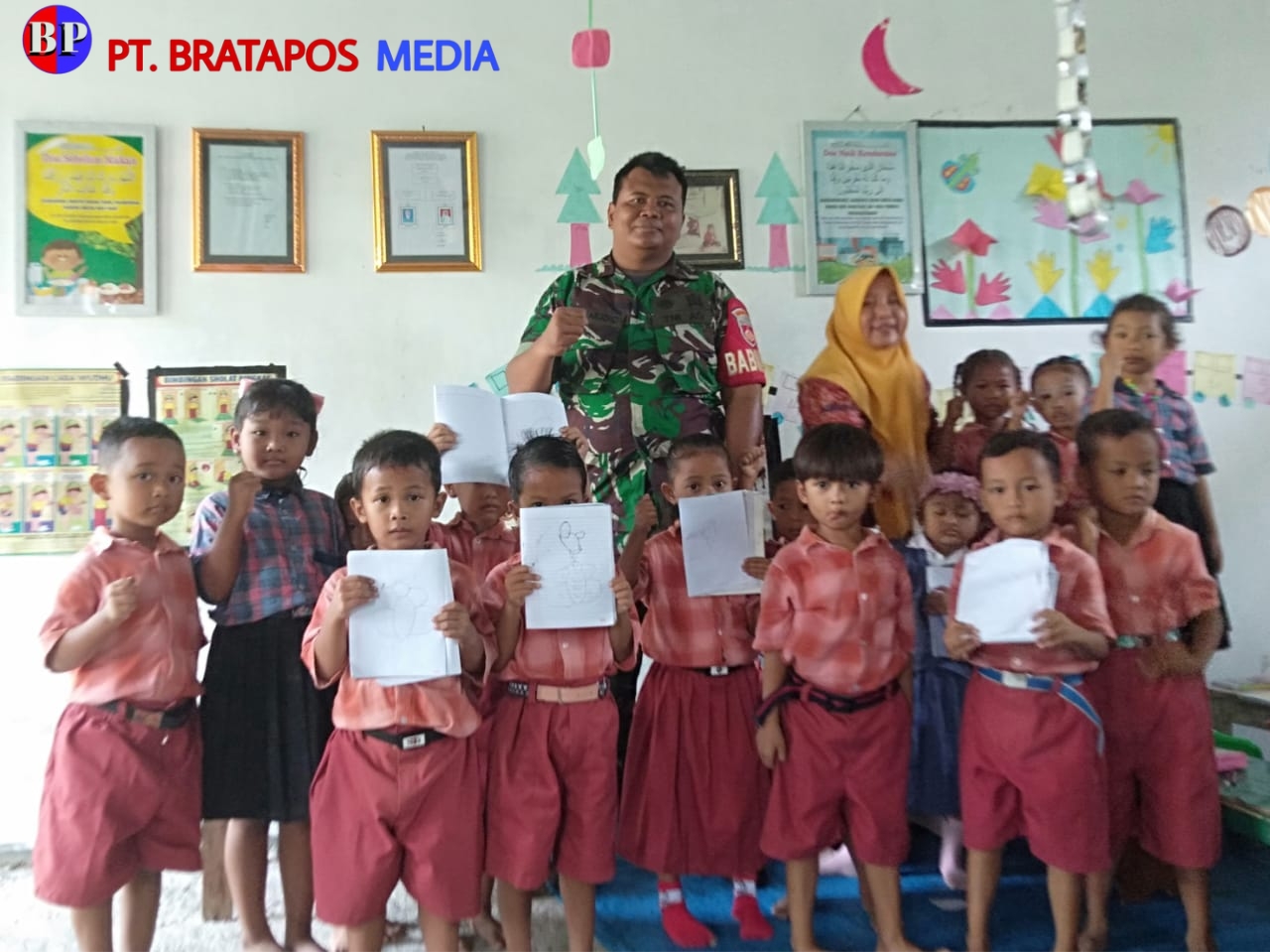 Tanamkan Rasa Cinta Tanah Air Sejak Dini, Babinsa Sambangi Paud Cahaya Banjarasem
