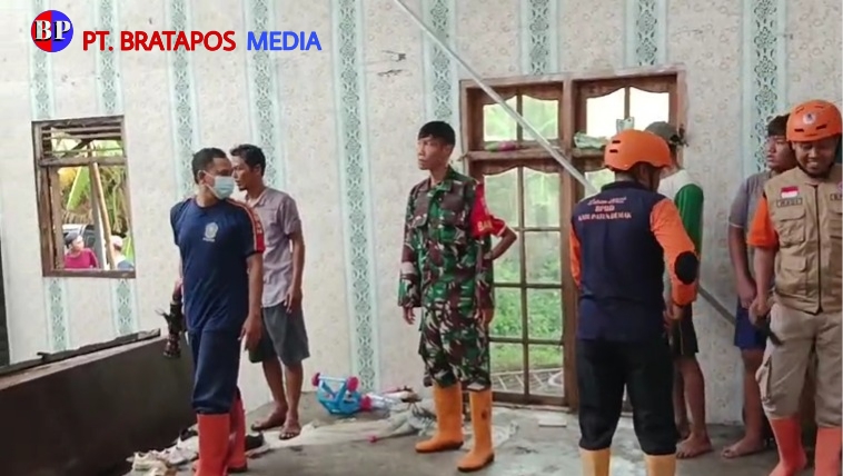 Kebakaran Rumah Akibat Ledakan Kompor Gas, Anggota Koramil 11/Sayung Bersama Polsek dan Damkar Bantu Padamkan Api