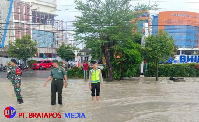 Kodim 0720/Rembang Bantu Atur Lalu lintas Akibat Banjir