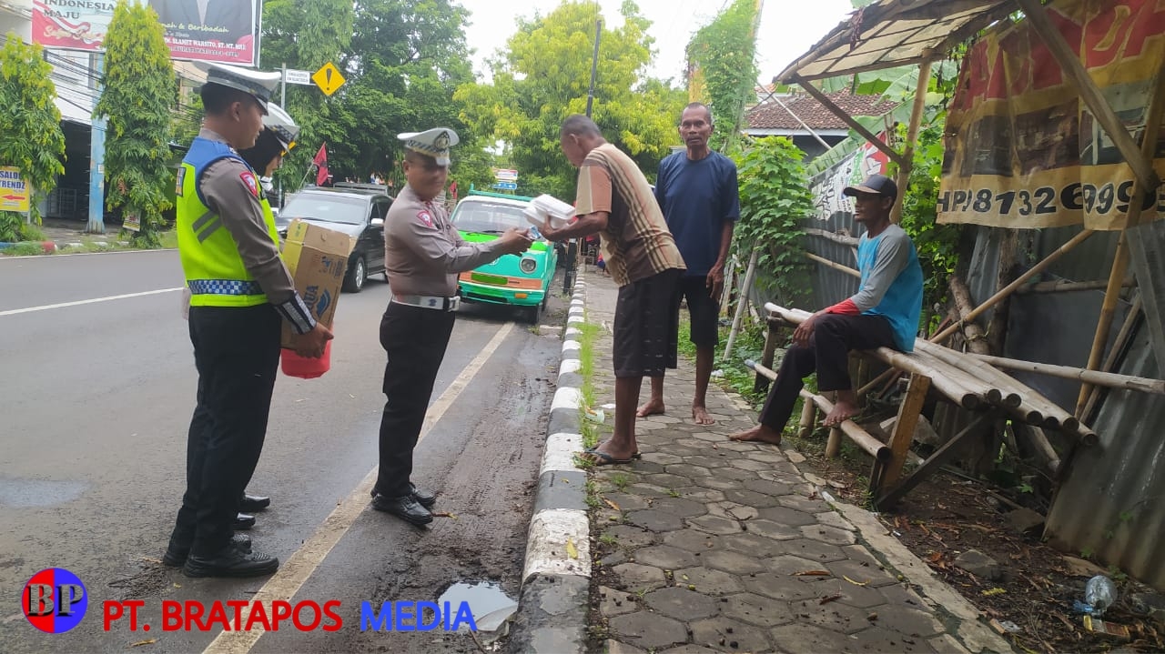 Jumat Berkah, Satlantas Polresta Pati Bagikan Nasi Kotak ke Pengguna Jalan