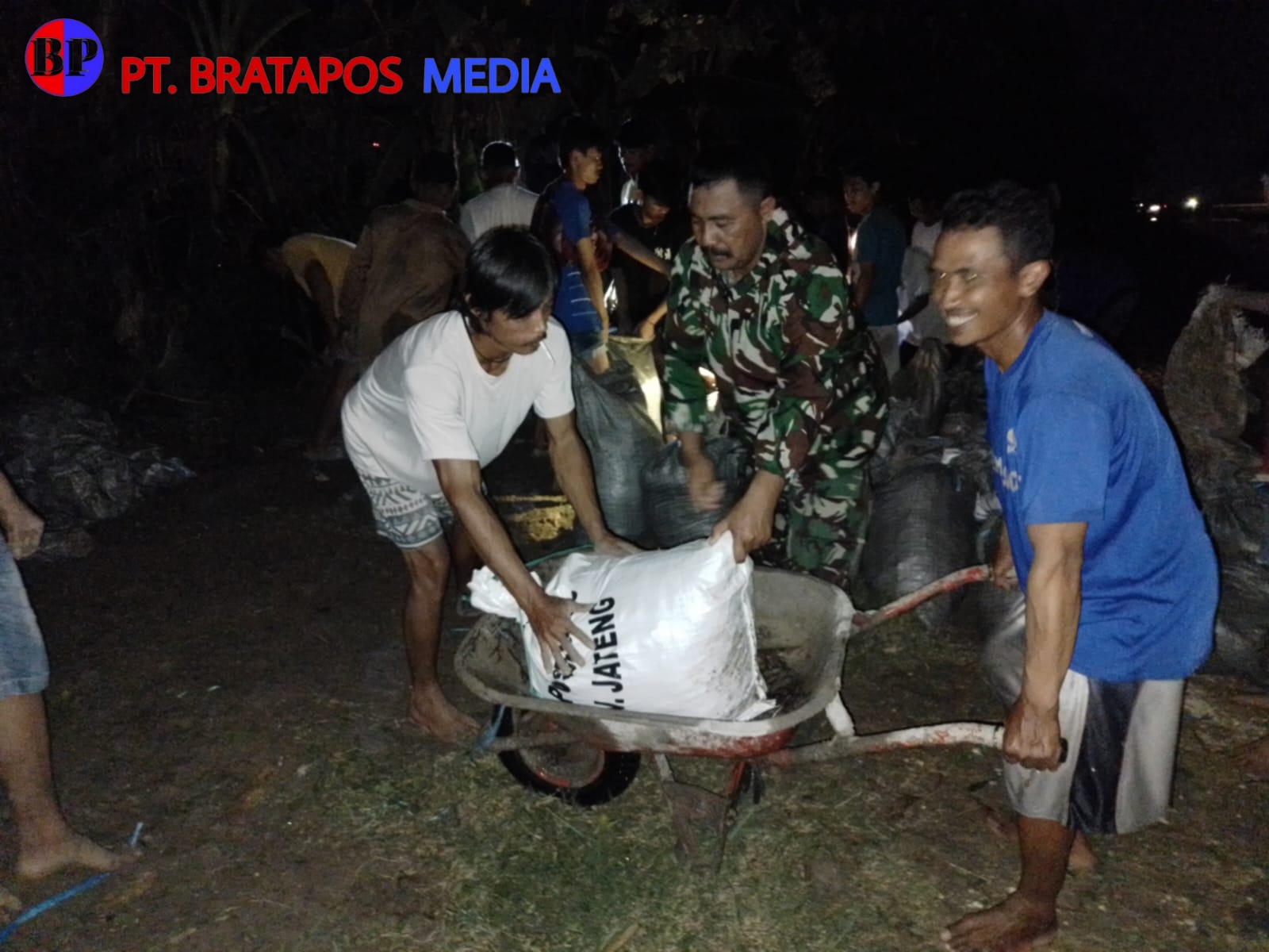 TNI bersama Warga Bendung Air yang Masuk ke Pemukiman di Dukuh Blambangan Wonosalam