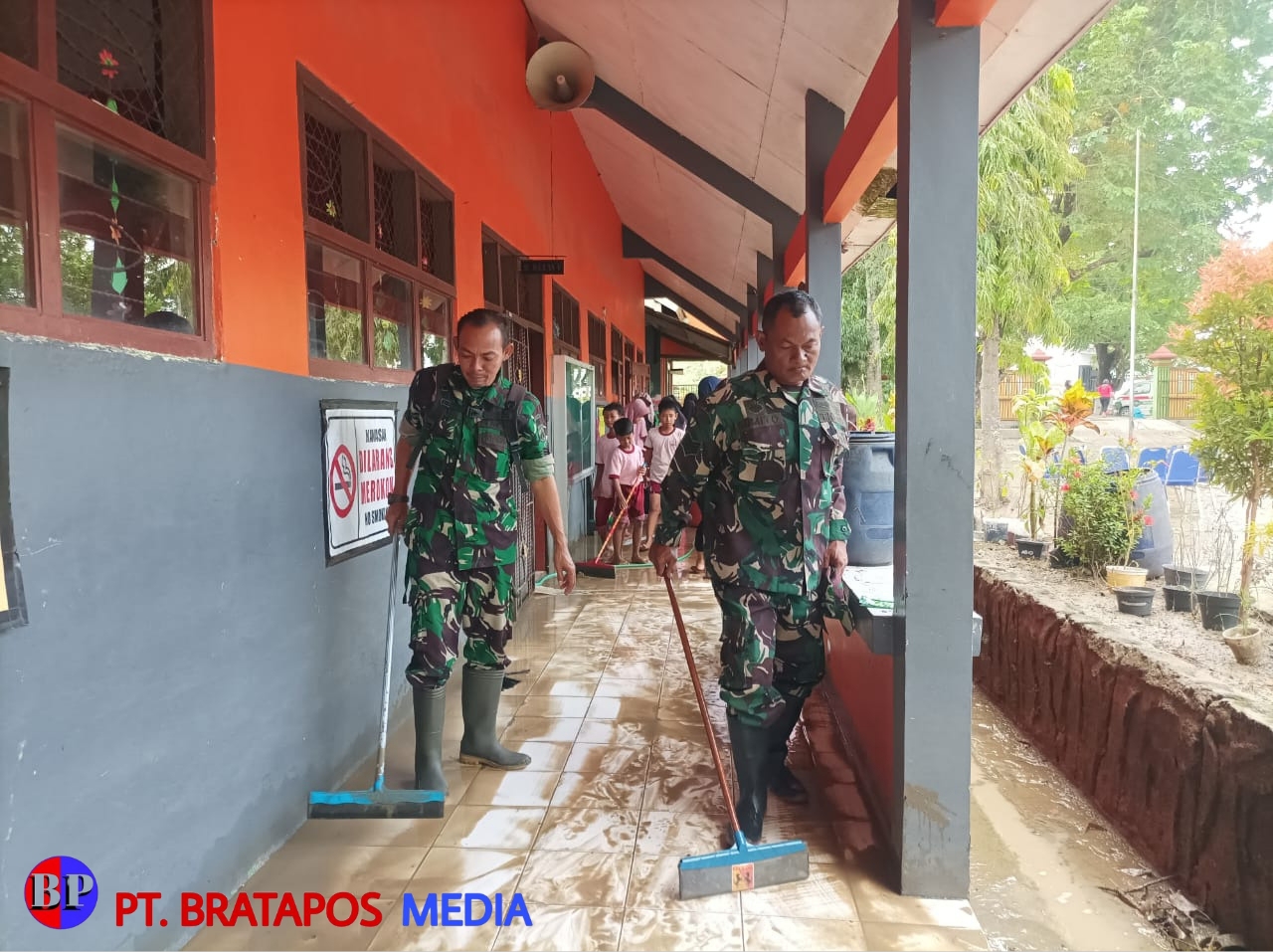 Banjir Sudah Surut, Personel Koramil 12/Mranggen Bersihkan Sekolah