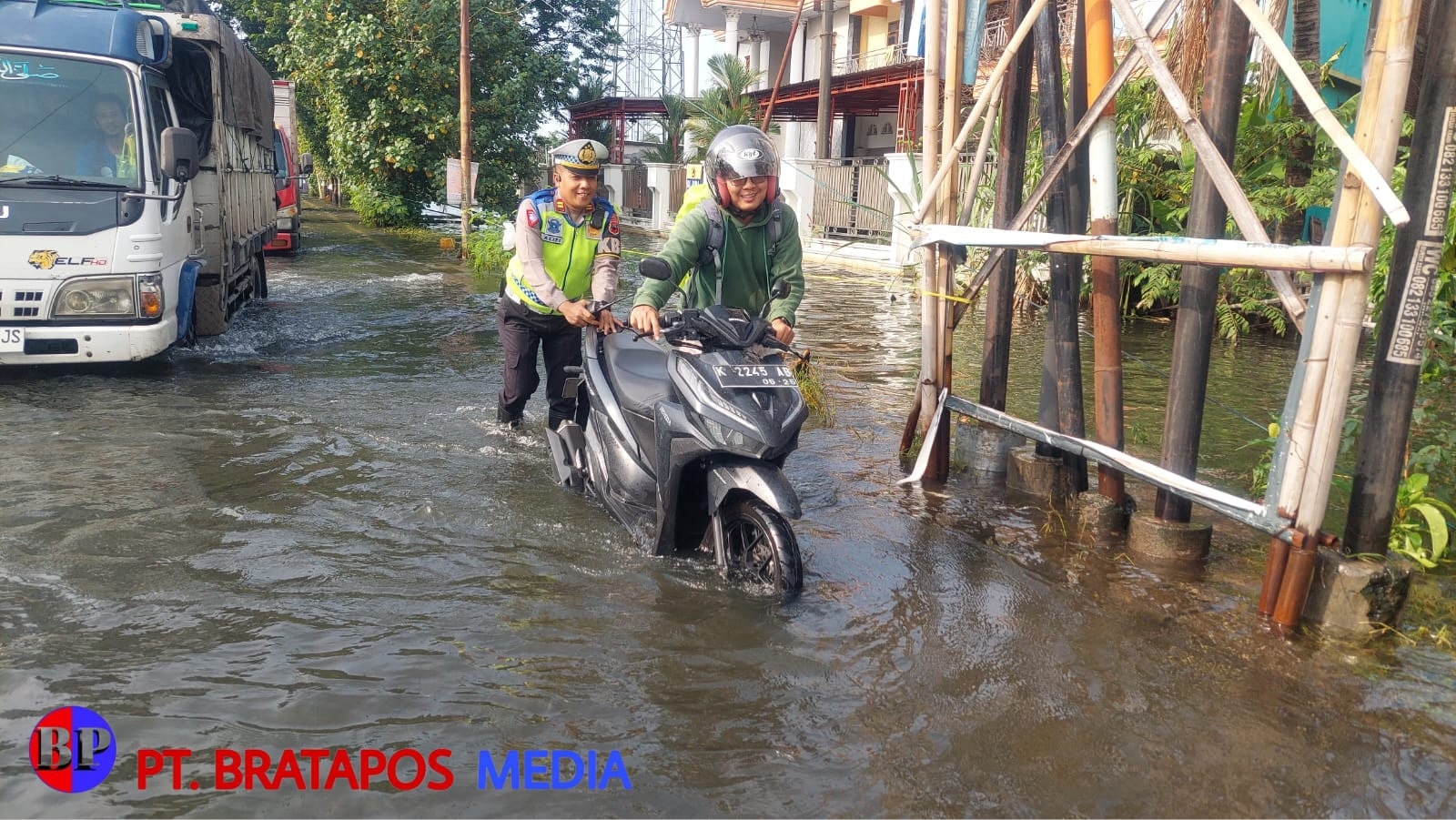 Lumpuhkan Lalin, Banjir juga Sebabkan Sejumlah Kendaraan Mogok