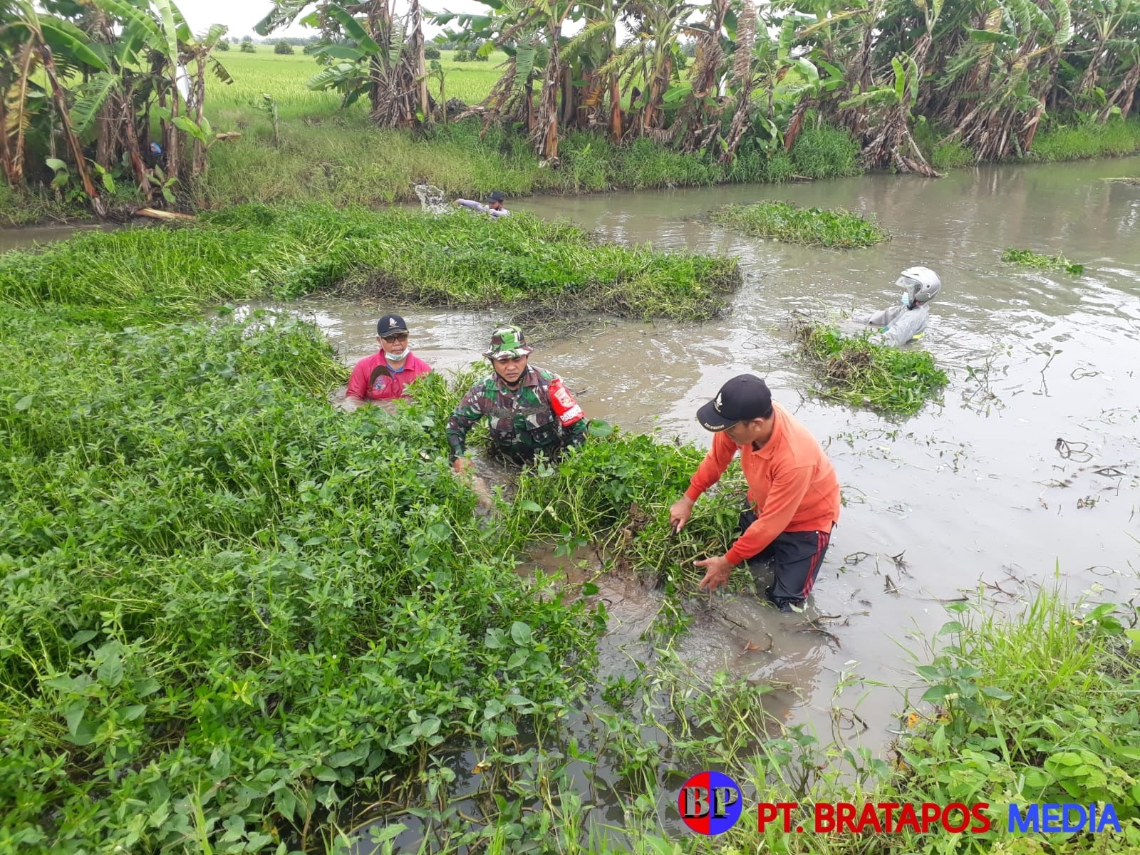 Antisipasi Banjir, Warga dan TNI Bersihkan Aliran Sungai Kalikobang Desa Mutih Wetan