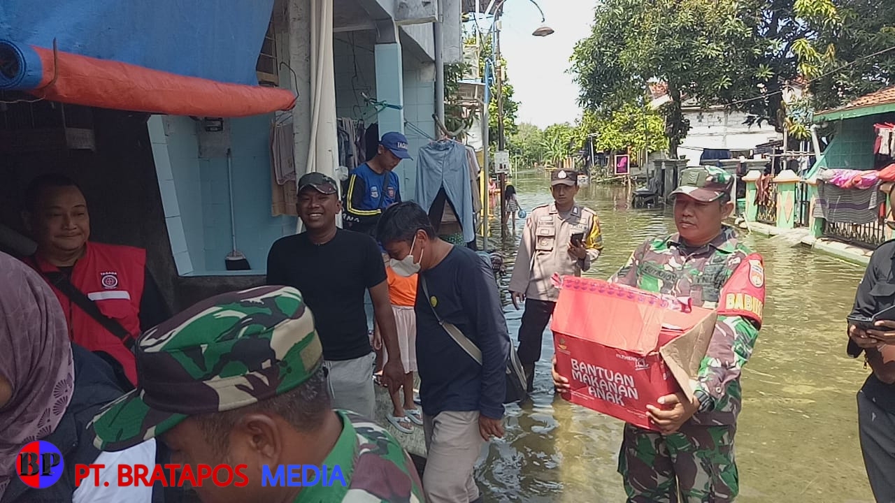 Danramil 04/Dempet Terobos Banjir, Bagikan Bantuan Kemensos kepada Korban Banjir