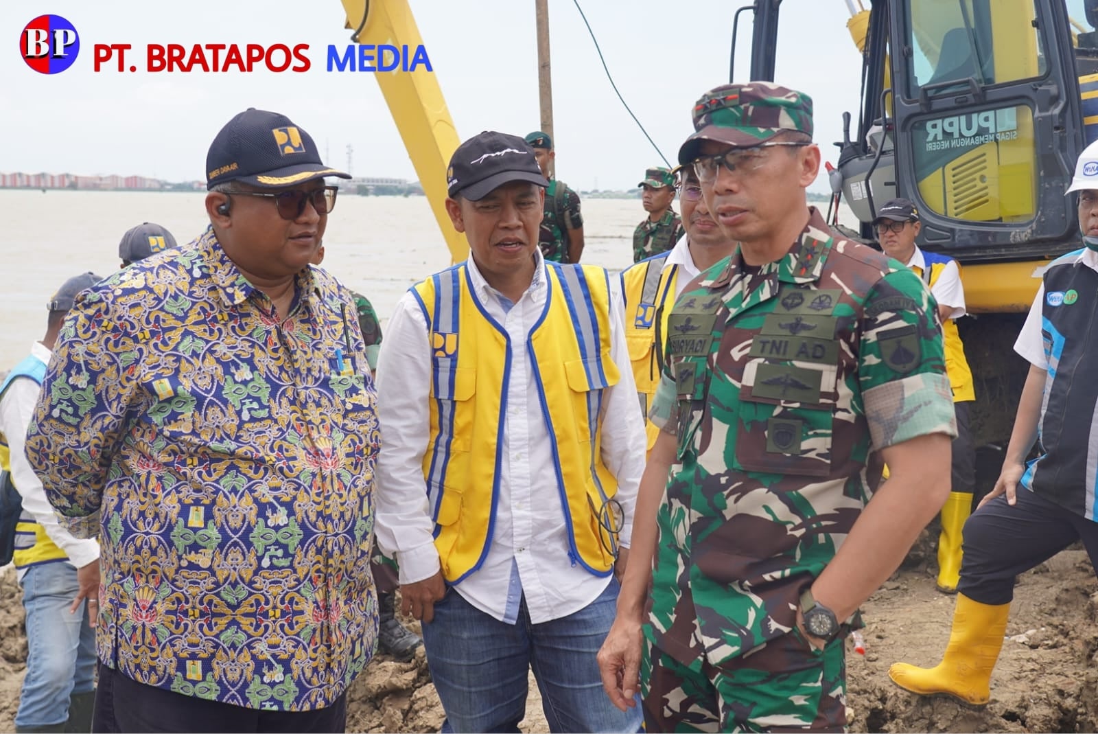 Motivasi Pangdam IV/Diponegoro Pada Para Pengungsi dan Prajurit Dalam Perbaiki Tanggul Jebol