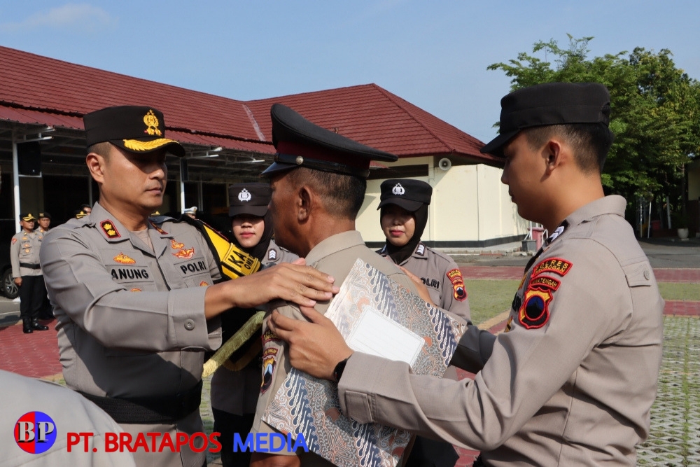 Kapolres Grobogan Pimpin Upacara Kenaikan Pangkat PNS dan Personel Polri