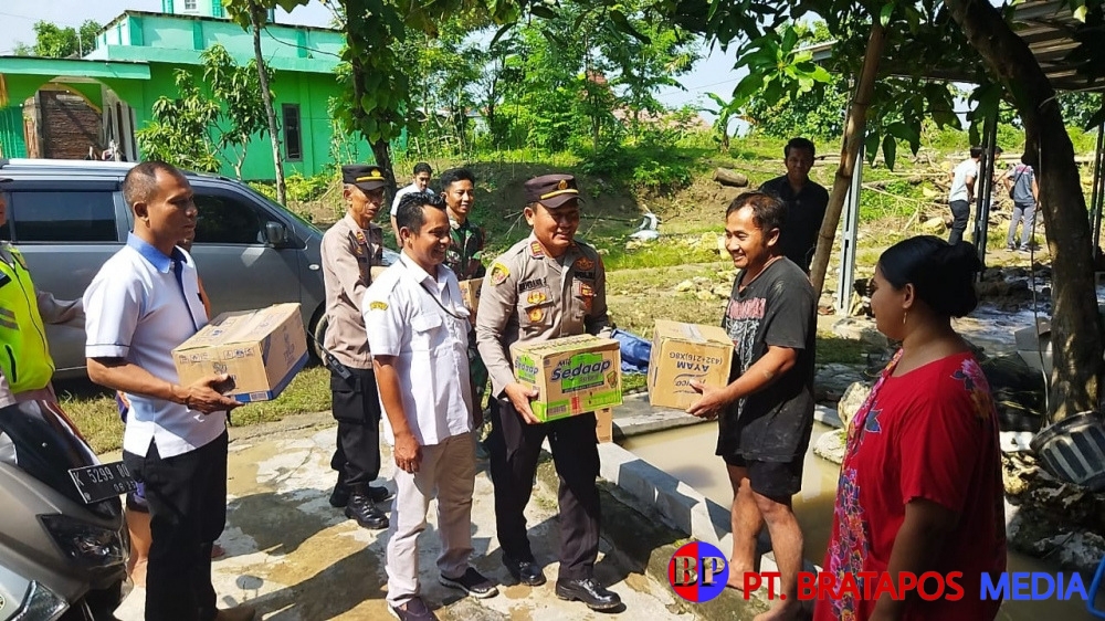 Jebolnya Tanggul Picu Banjir, Polsek Godong Salurkan Bantuan Sembako