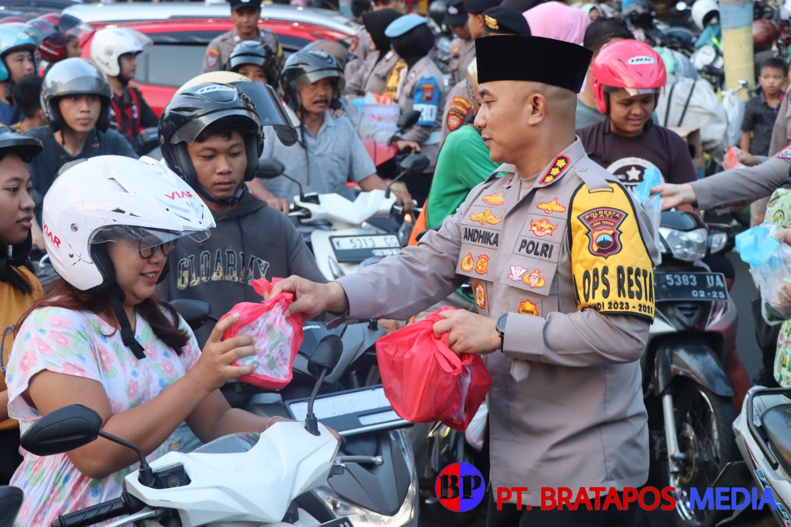 Kapolresta Pati bersama Ketua Bhayangkari Berbagi 2500 Takjil dan 200 Paket Sembako