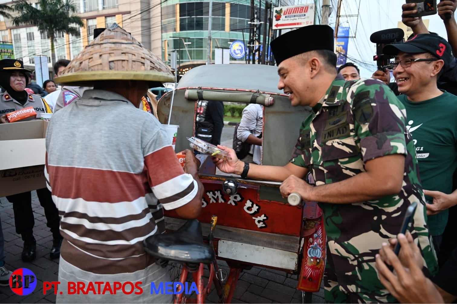 Sambut Pemudik, Dandim 0726/Sukoharjo dan Kapolres bersama Pegiat Sosial Bagikan Ribuan Tajil