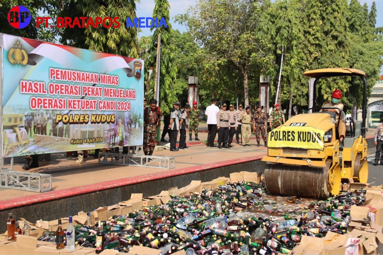 Polres Kudus Musnahkan Ribuan Botol Miras Usai Apel Gelar Pasukan Ops Ketupat Candi 2024