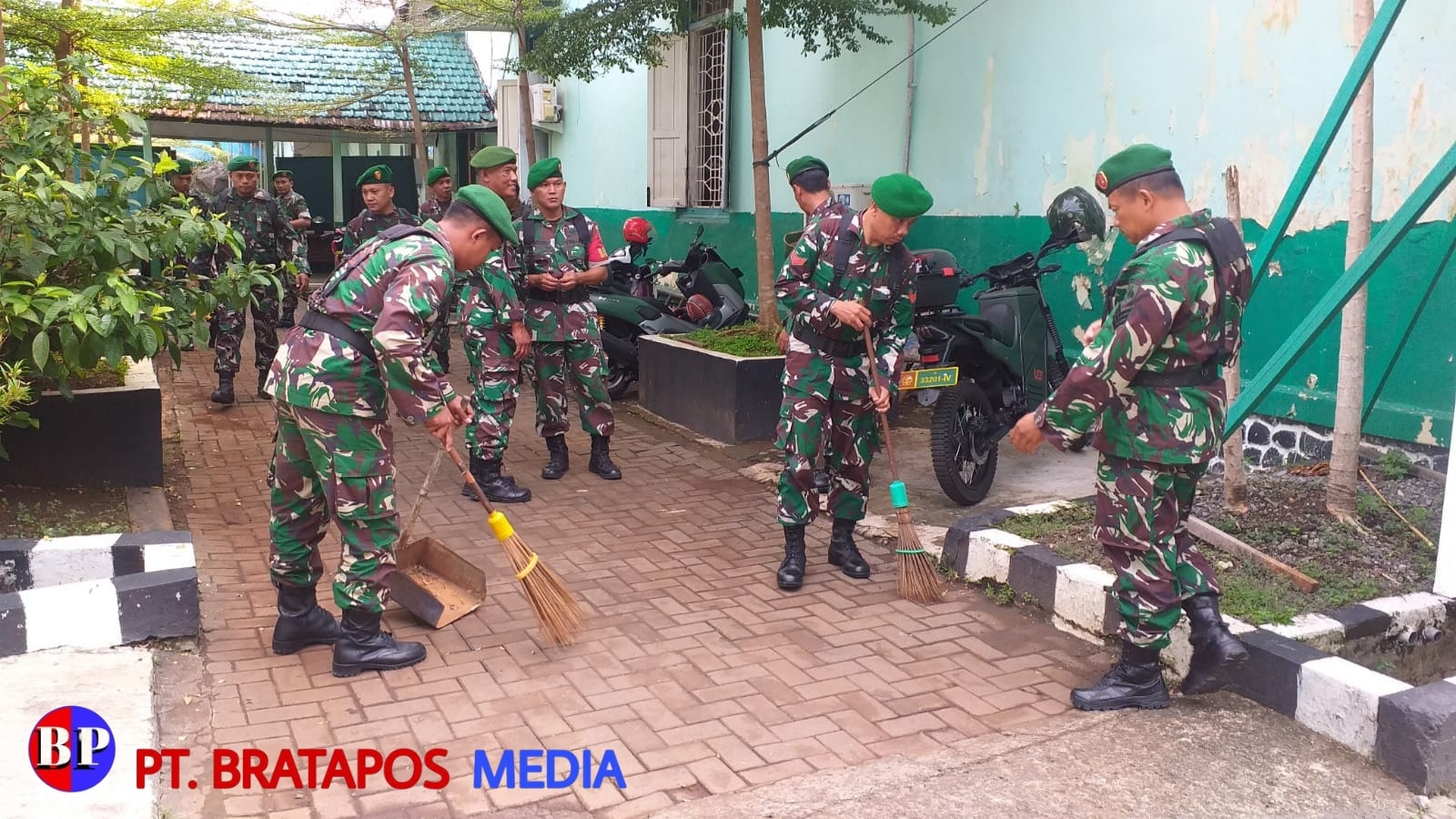 Ciptakan Lingkungan Bersih dan Indah, Anggota Kodim 0716/Demak Laksanakan Pembersihan Pangkalan