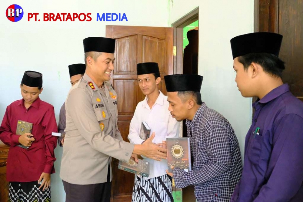 Polres Grobogan Bagikan Al Quran dan Sembako ke Pondok Pesantren