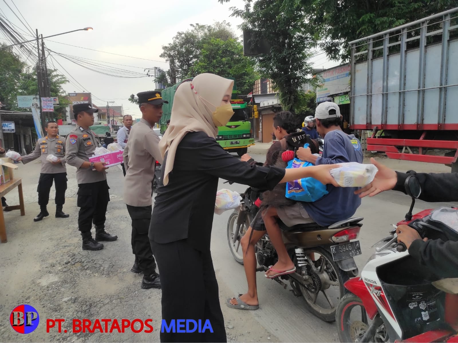 Kapolsek Godong dan Jajarannya Bagikan Ratusan Takjil