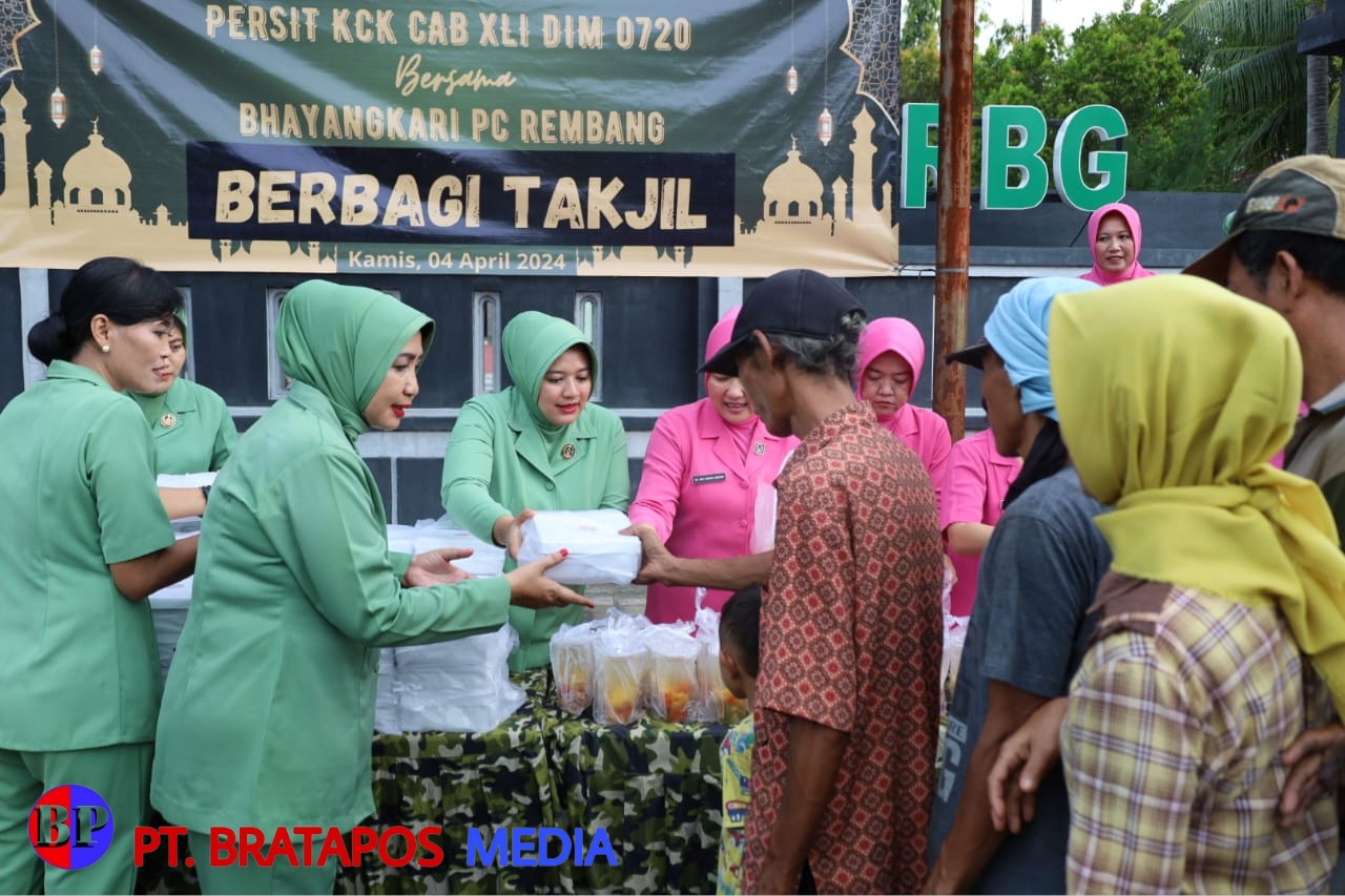 Perkuat Sinergitas, Persit Kodim 0720/Rembang dan Bhayangkari BagikanTakjil