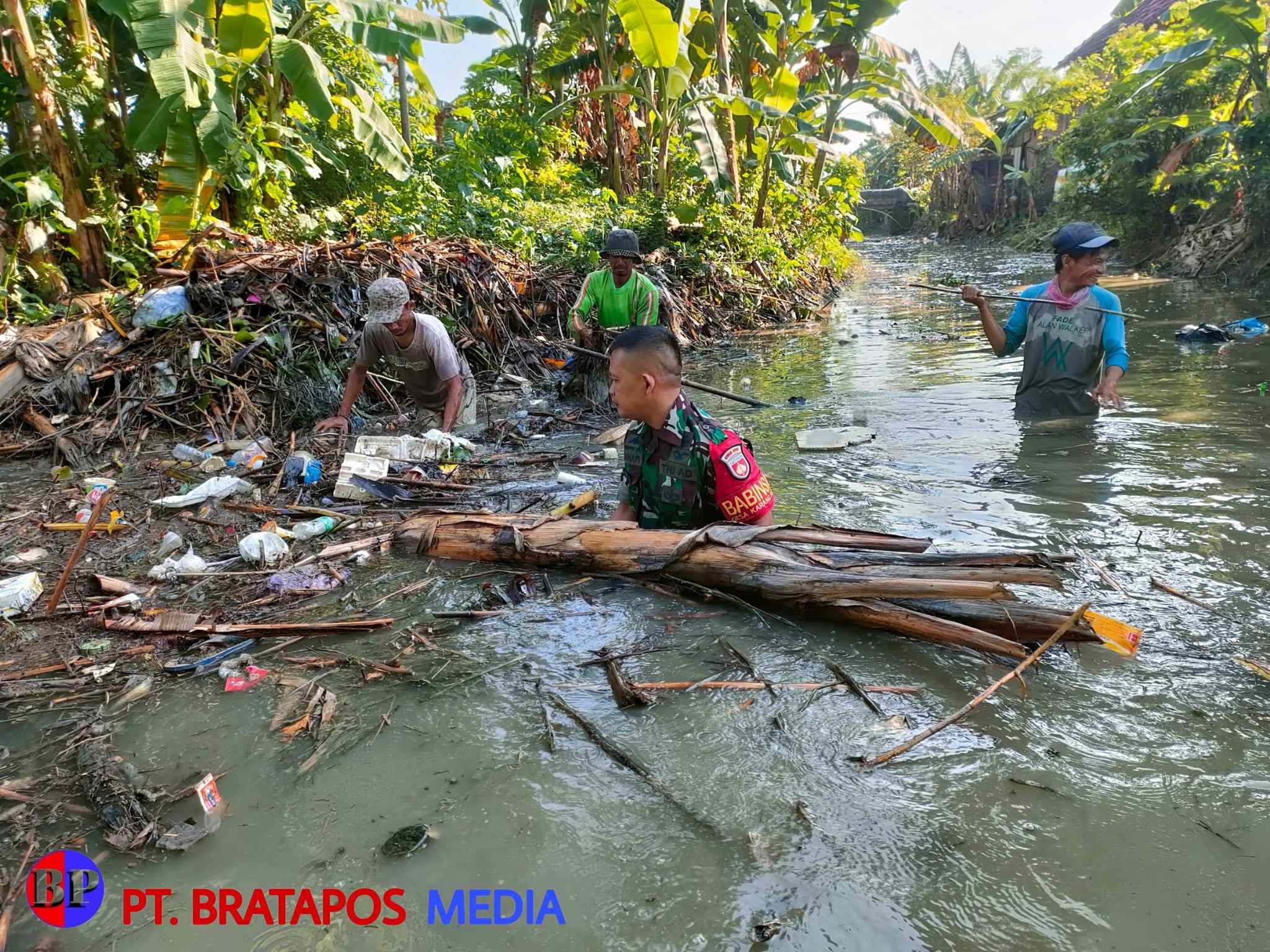 Penuhi Kebutuhan Air Petani, Babinsa bersama Warga Bersihkan Saluran Irigasi