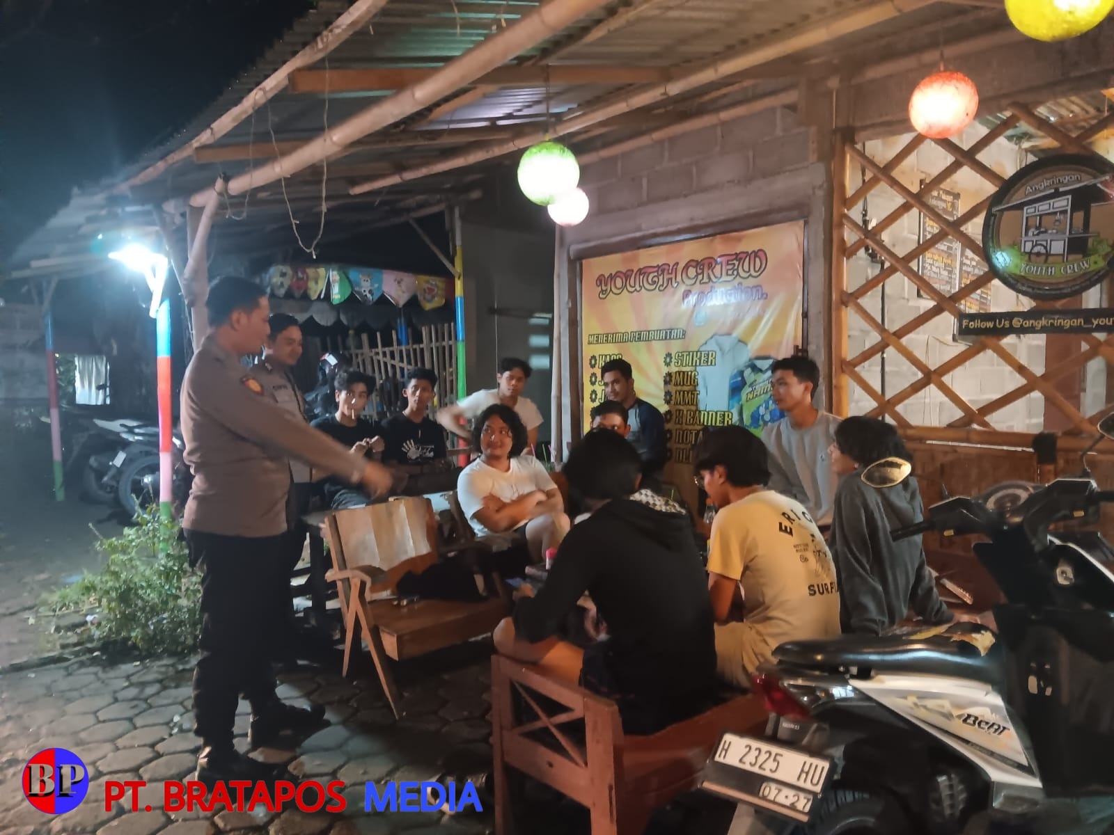 Sambangi Remaja yang Sedang Nongkrong, Patroli Polsek Pegandon Ajak Remaja Jaga Kamtibmas