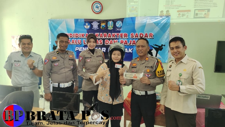 AKP Nanang Cahyono, Berikan Edukasi Tertib Lalu Lintas di SMKN 2 Jiwan