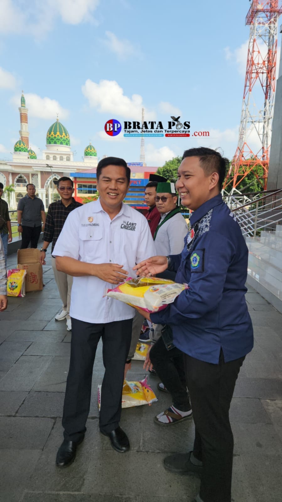 Direktur Intelkam Polda Sumsel Bagikan Paket Sembako Kepada Perwakilan Mahasiswa, BEM dan Ormas di Cipayung