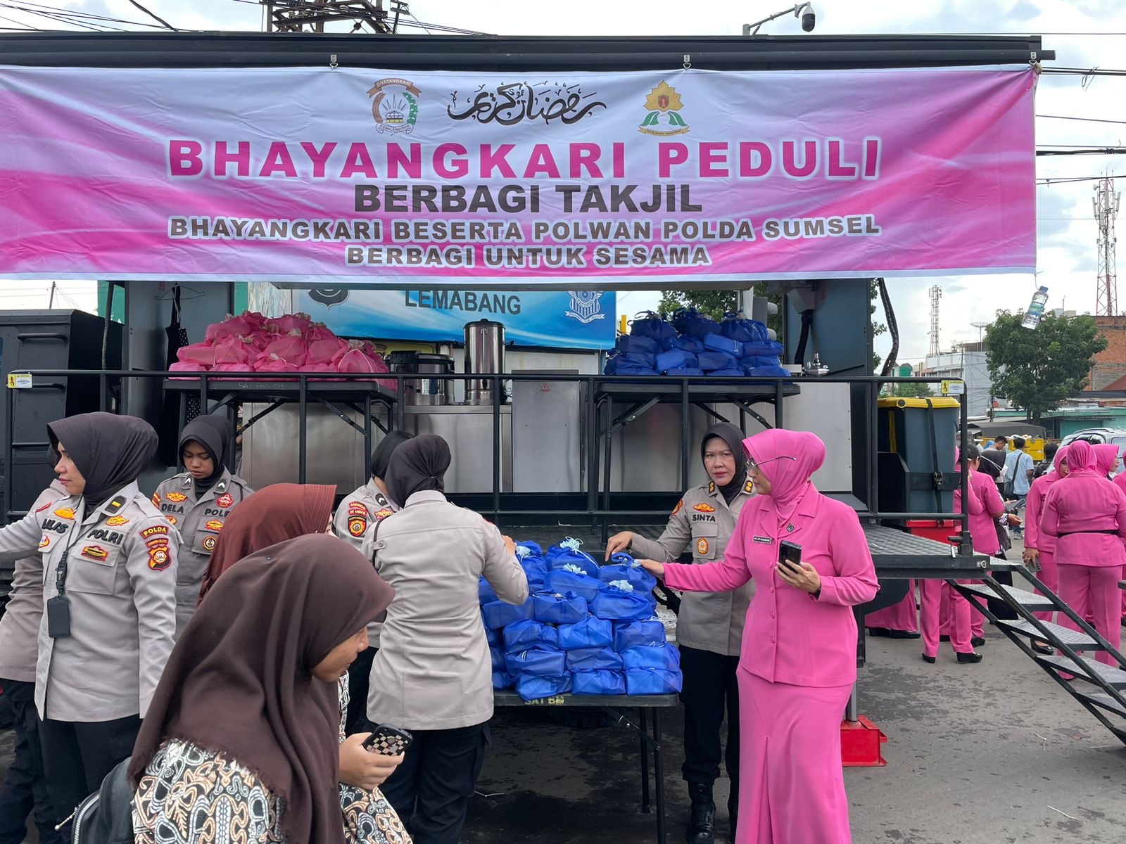 Bhayangkari Peduli Bersama Polwan Polda Sumsel Berbagi Takjil Untuk Sesama