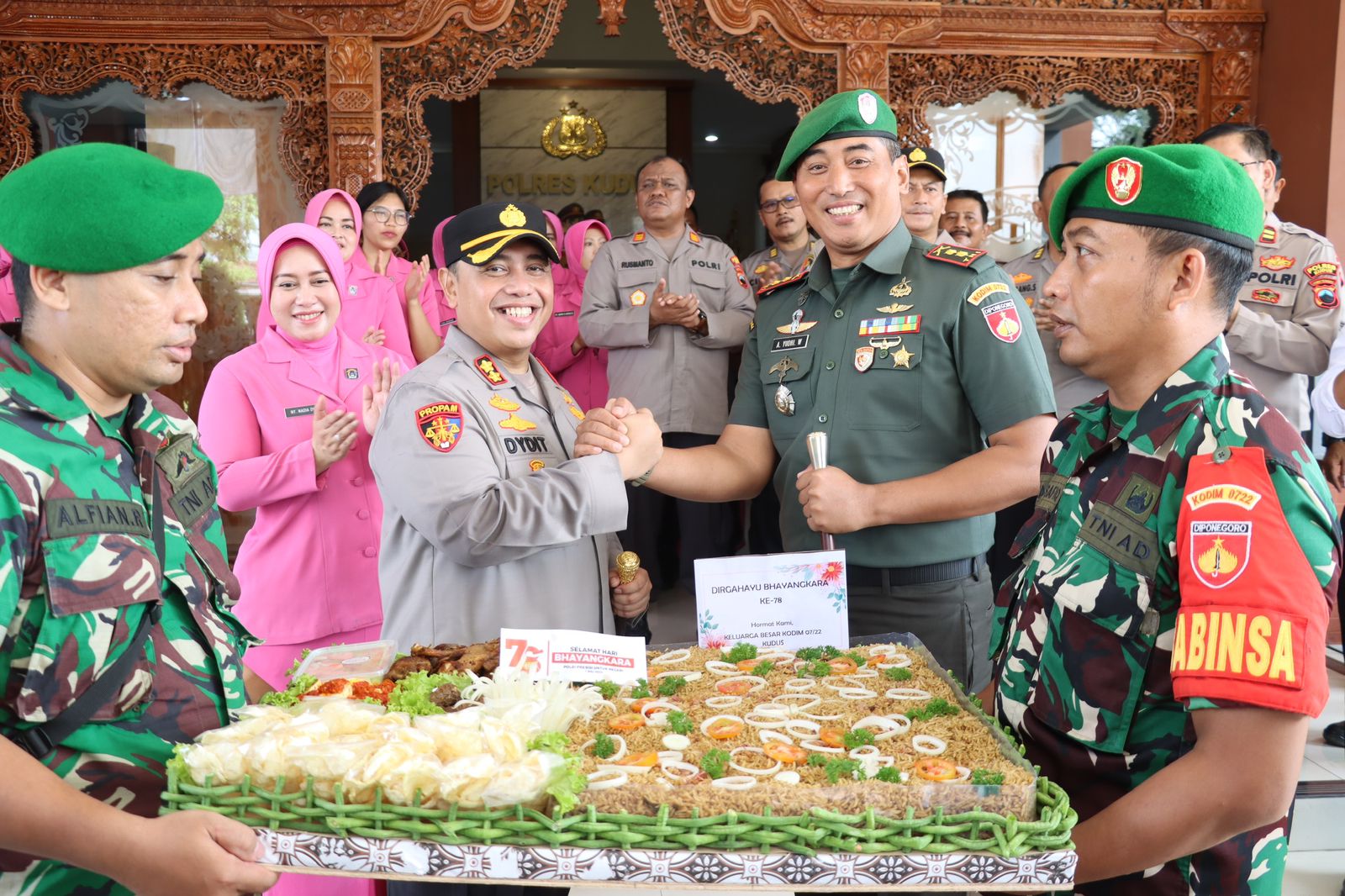HUT ke-78 Bhayangkara, Letkol Inf Andreas Yudhi Wibowo Beri Kejutan Ke Polres Kudus Membawa Kue Tart dan Tumpeng