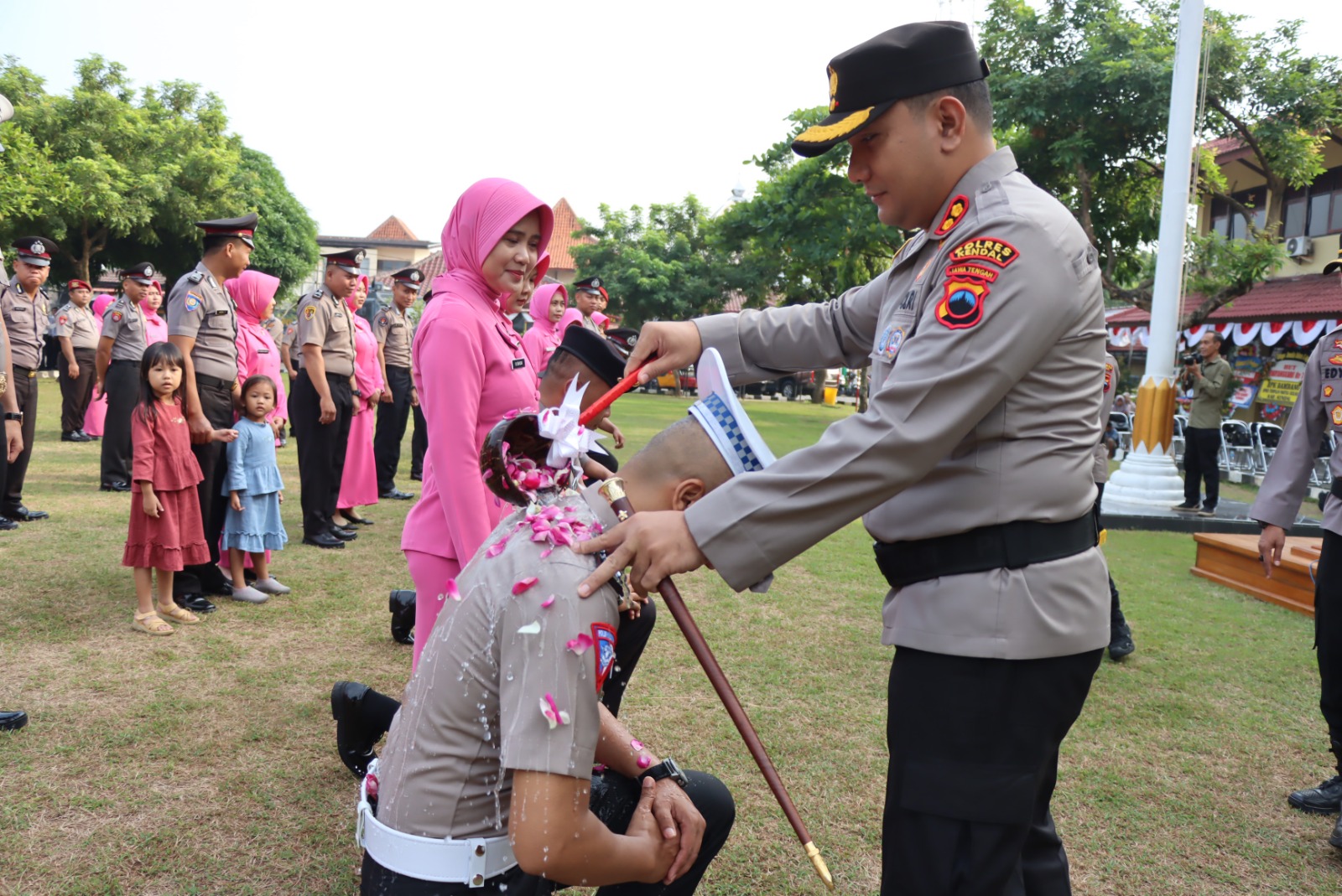 Kapolres Kendal AKBP Feria Kurniawan Pimpin Upacara Korps Raport Kenaikan Pangkat Personel
