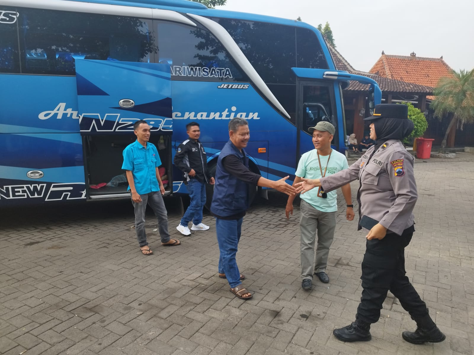 Liburan Sekolah,Sat Binmas Polres Kendal Berikan Himbauan Kepada Sopir Bus Pariwisata