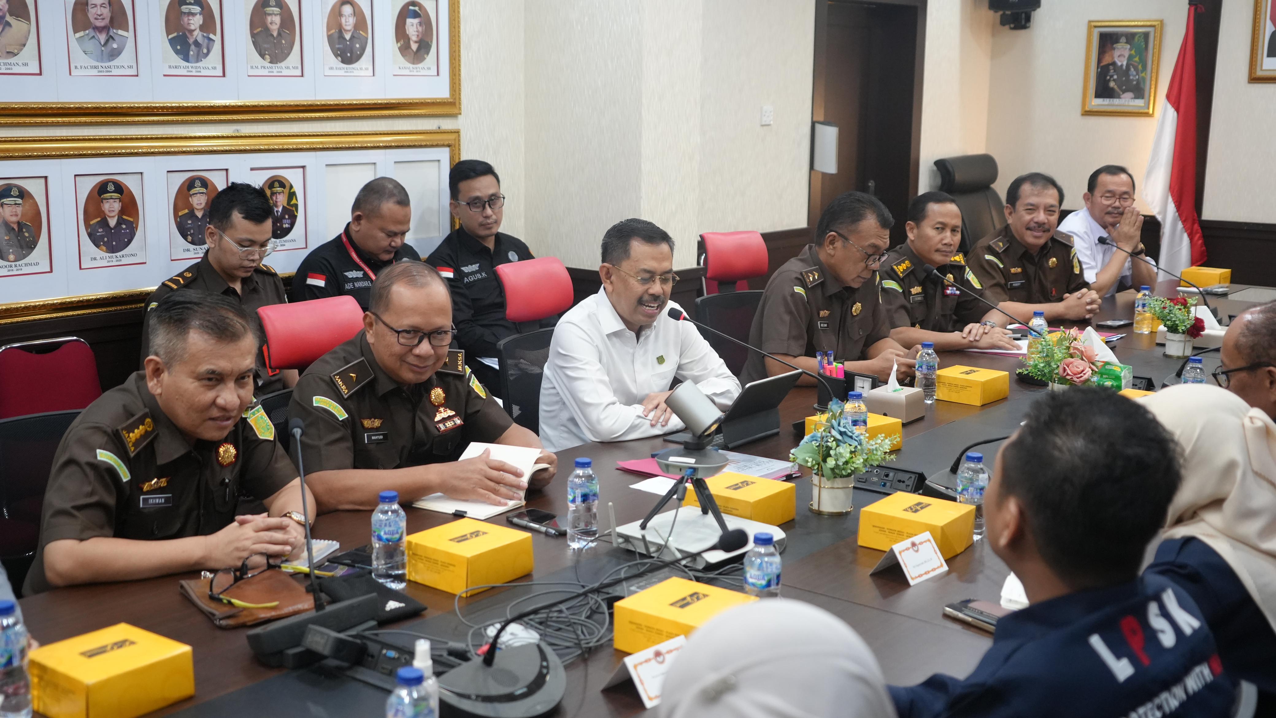 JAM-Pidum Prof. Dr. Asep Nana Mulyana Menerima Audiensi Pimpinan LPSK Bahas Peningkatan Koordinasi Kelembagaan