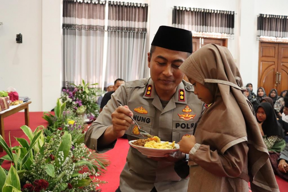 Terharu, Kapolres Grobogan Rayakan Ulang Tahun Bareng 42 Anak Yatim Piatu