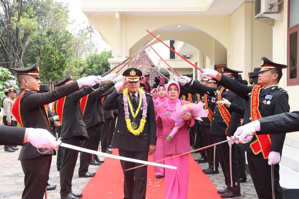 Tradisi Pedang Pora, Iringi Wisuda Purna Bhakti Personel Polres Grobogan