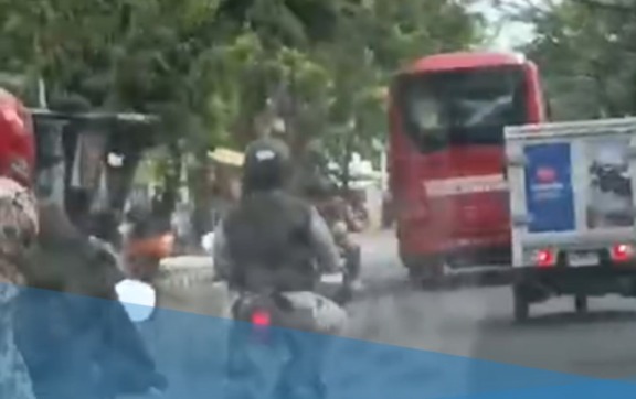 Supir Bus Trans Semarang Ngawur Ugal Ugalan di Jalan Wolter Mangun 1, Semarang