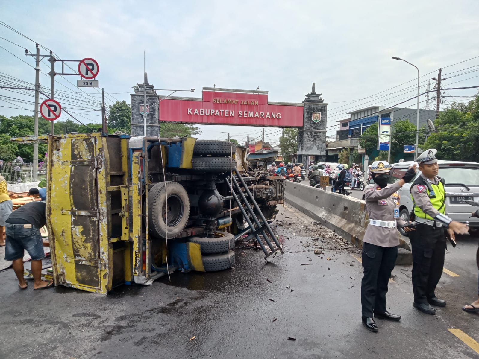 Di Duga Sopir Mengantuk, Truk Muat Kayu Terguling Di Perbatasan Kabupaten Semarang.