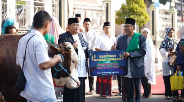 Usai Lakukan sholat Idul Adha, Wali Kota Blitar Serahkan Hewan Kurban di Masjid dan Mushola