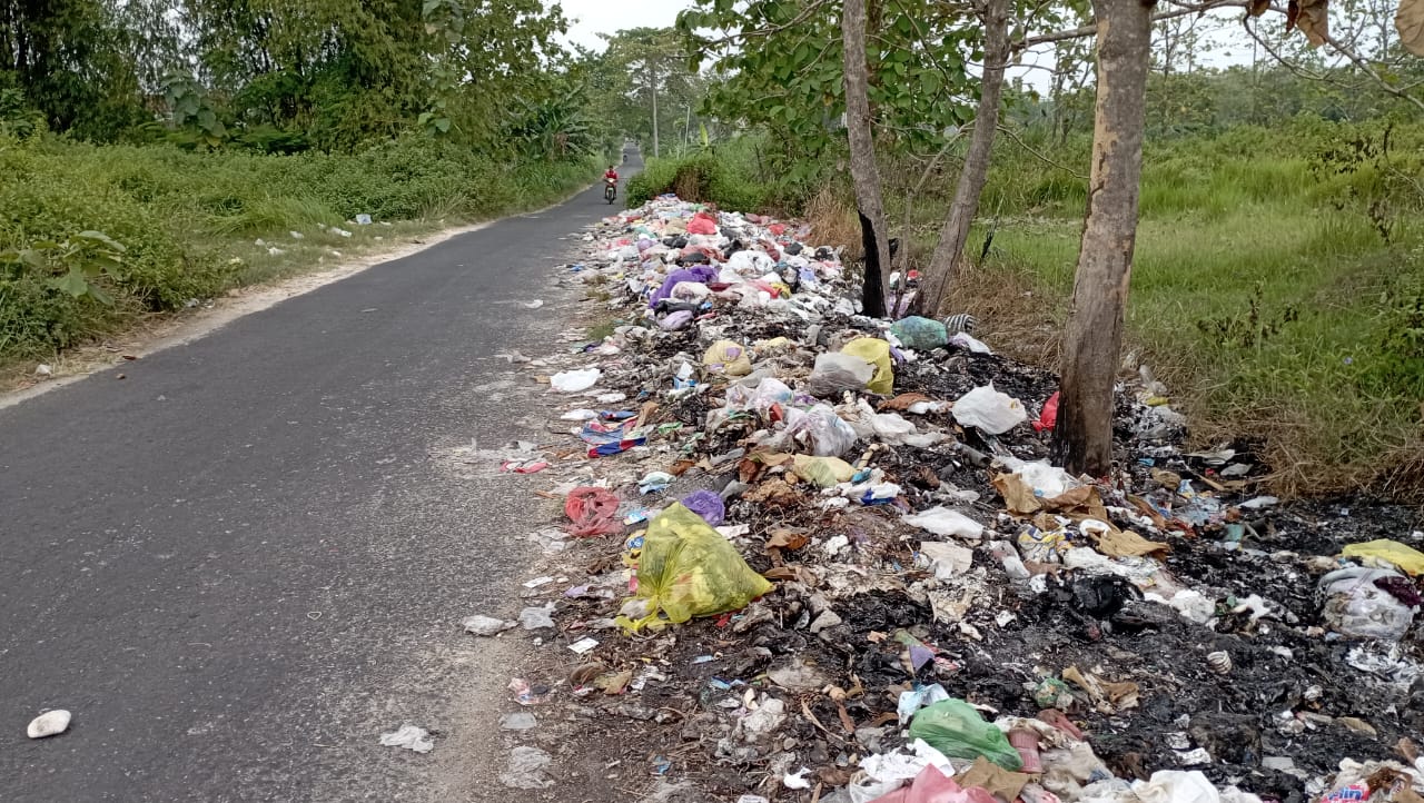 Miris, Jalan Tembus Desa Kedungrejo Ke Desa Mondoteko Jadi Tempat Pembuangan Sampah Masyarakat