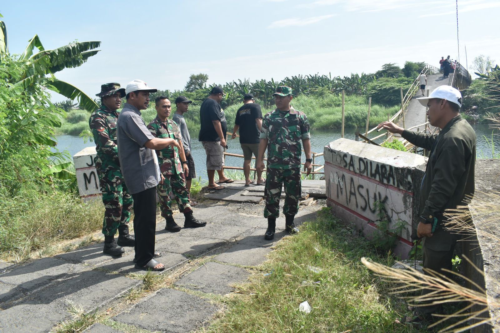 Tinjau Jembatan Rusak di Kecamatan Mijen, Dandim Demak Apresiasi Perwakilan Toni Ruttiman Swiss
