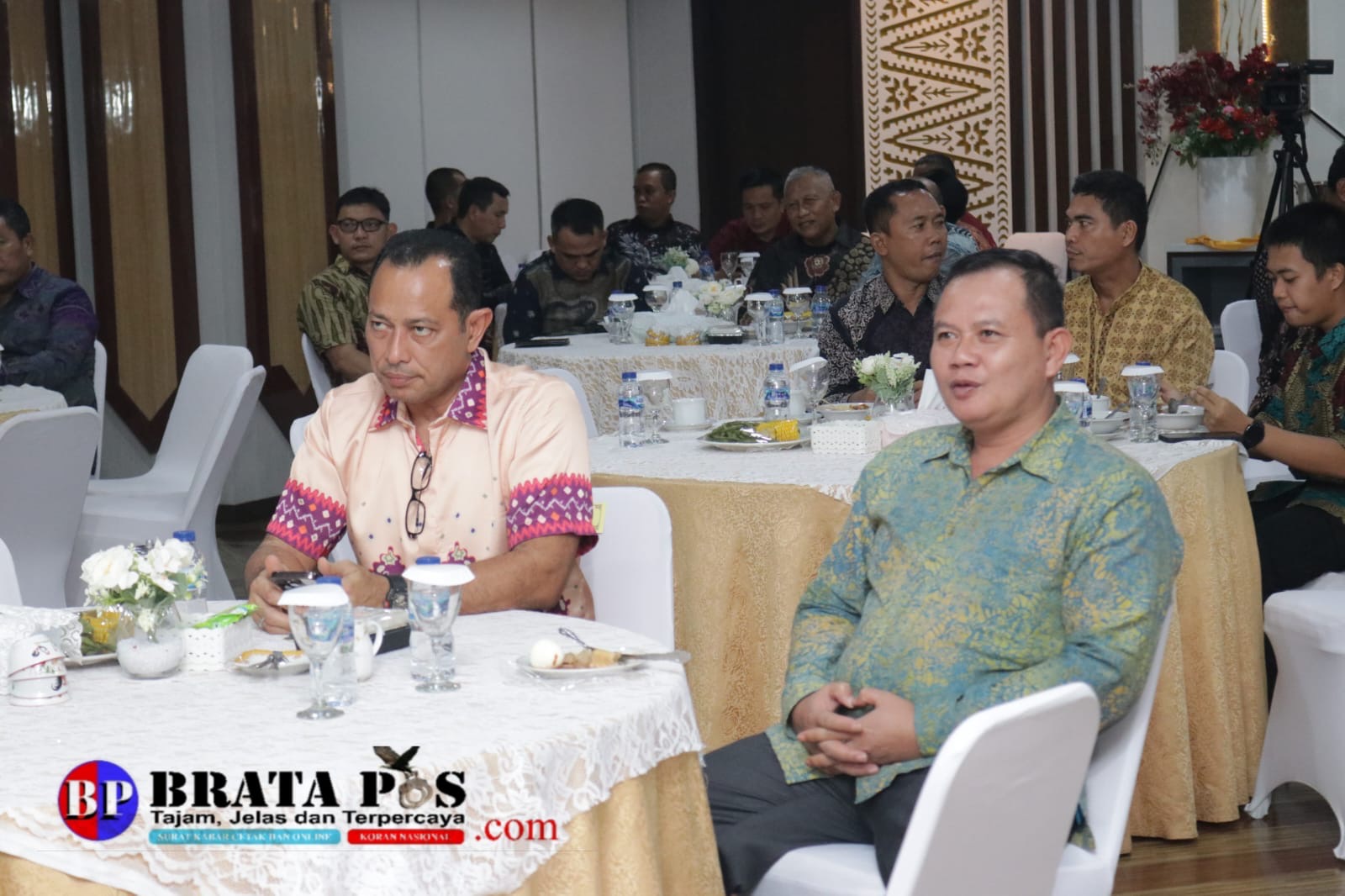 Wakapolda Sumsel  Bersama PJU  Polda Sumsel  Nonton Bareng Wayang Kulit live Streaming Dari Lapangan Bhayangkara Mabes Polri