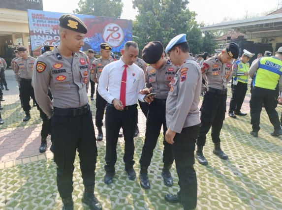 Polres Grobogan menggelar Penegakkan dan Penertiban Disiplin (Gaktibplin), Propam Periksa Ponsel Anggota Polres Grobogan