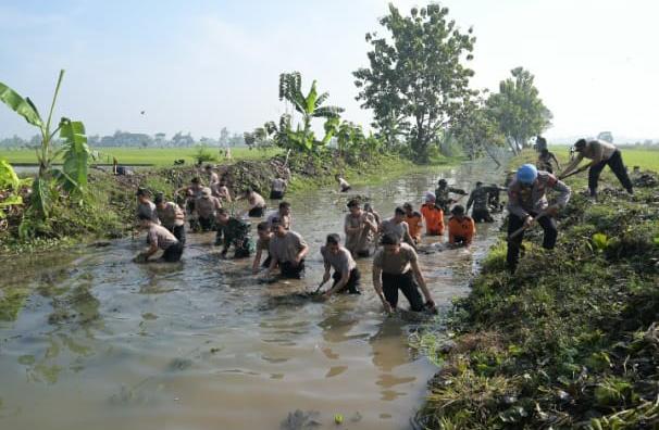 Kembali Bersinergi, Kodim 0726/Sukoharjo Karya Bakti TNI-Polri Bersihkan Sungai Grajegan