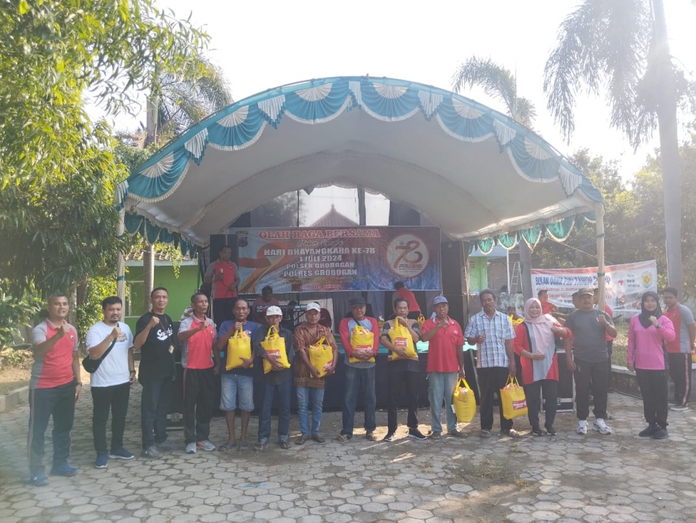 Hari Bhayangkara ke-78, Polsek Grobogan Polres Grobogan Bagikan Puluhan Sembako