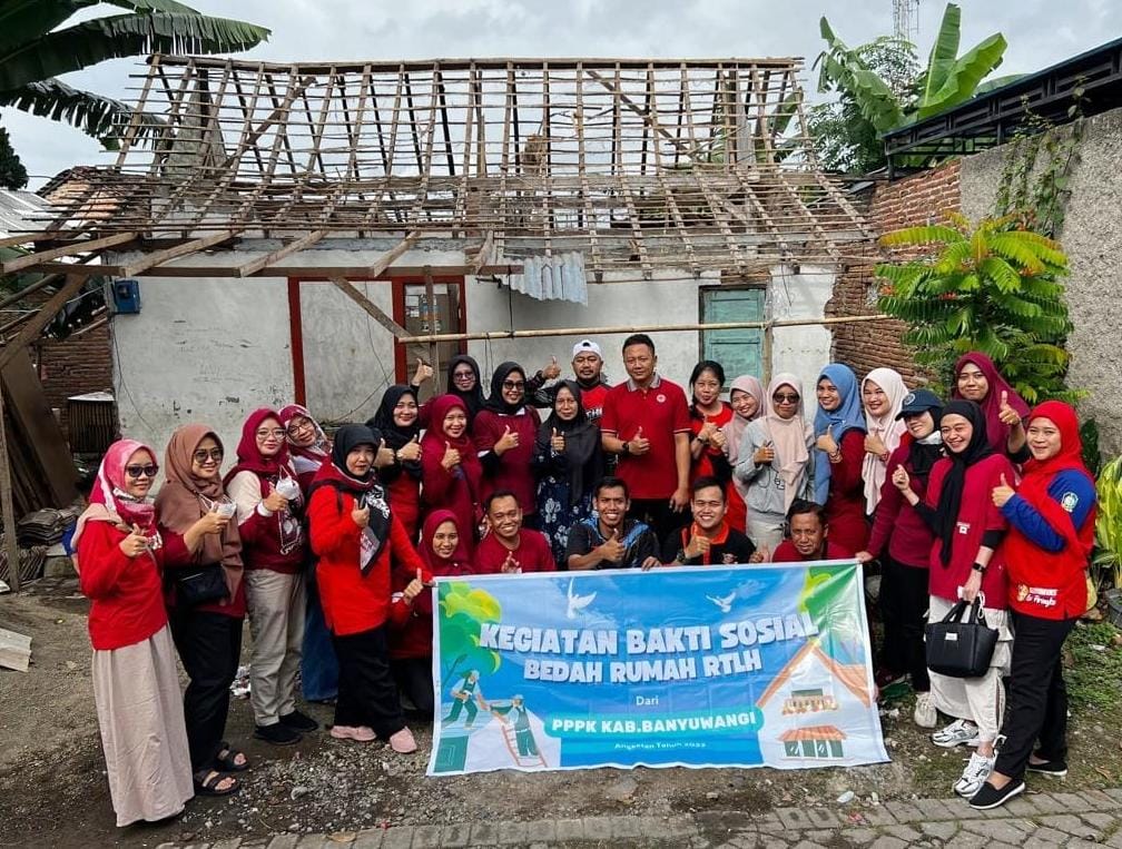 Ungkapan Syukur, Ratusan PPPK di Banyuwangi Gotong Royong Bedah Rumah Warga Miskin
