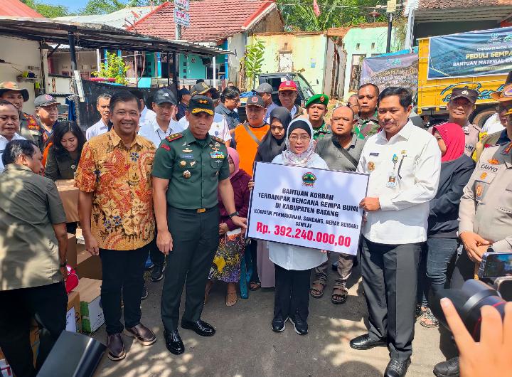 Pangdam IV/Diponegoro Dan Pj. Gubernur Jateng Salurkan Bantuan Bagi Warga Korban Gempa Batang