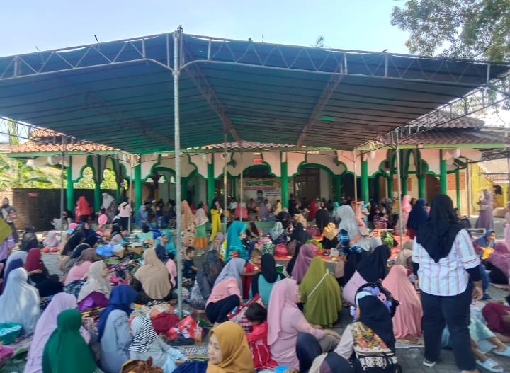 Pengajian Umum Memperingati Haul Sunan Kalijaga 1446 H/2024 M,Budaya Masyarakat Penggaron Kidul Berbagi Makanan
