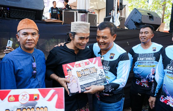 Peduli Warga, Irjen Pol Ahmad Luthfi Lakukan Bakti Sosial dan Bantu Masjid di Sukoharjo