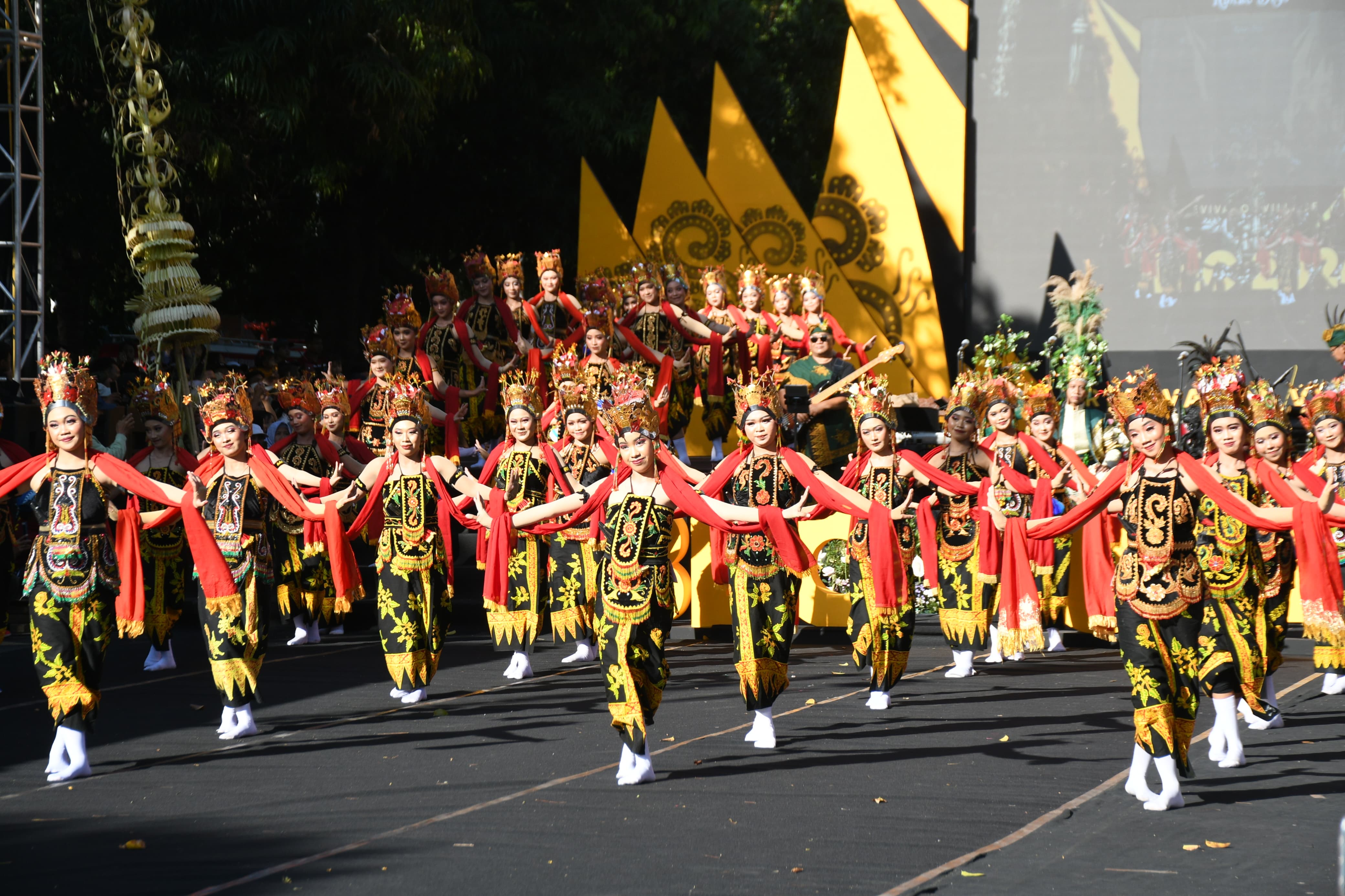 Spektakuler.!! Parade Fashion Kontemporer "Banyuwangi Ethno Carnival 2024" Pukau Ribuan Mata