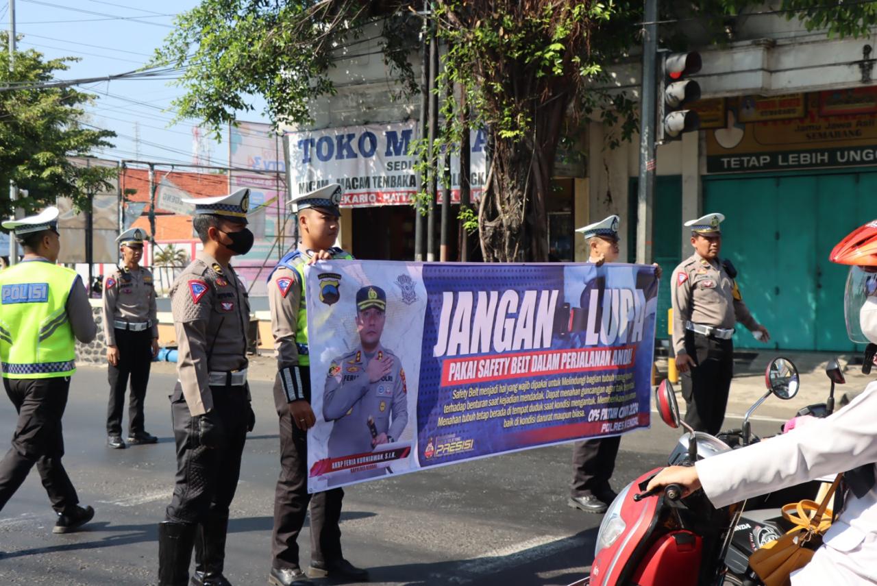 Satlantas Polres Kendal Sosialisasi Operasi Patuh Candi 2024 bagi Brosur dan Helm Gratis