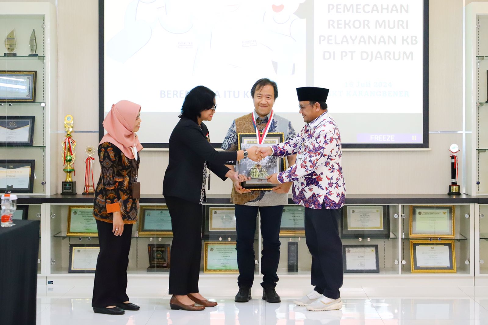 Catat Rekor MURI, Pj. Bupati Kudus Apresiasi Pencapaian PT Djarum dalam Pelayanan KB bagi Karyawan
