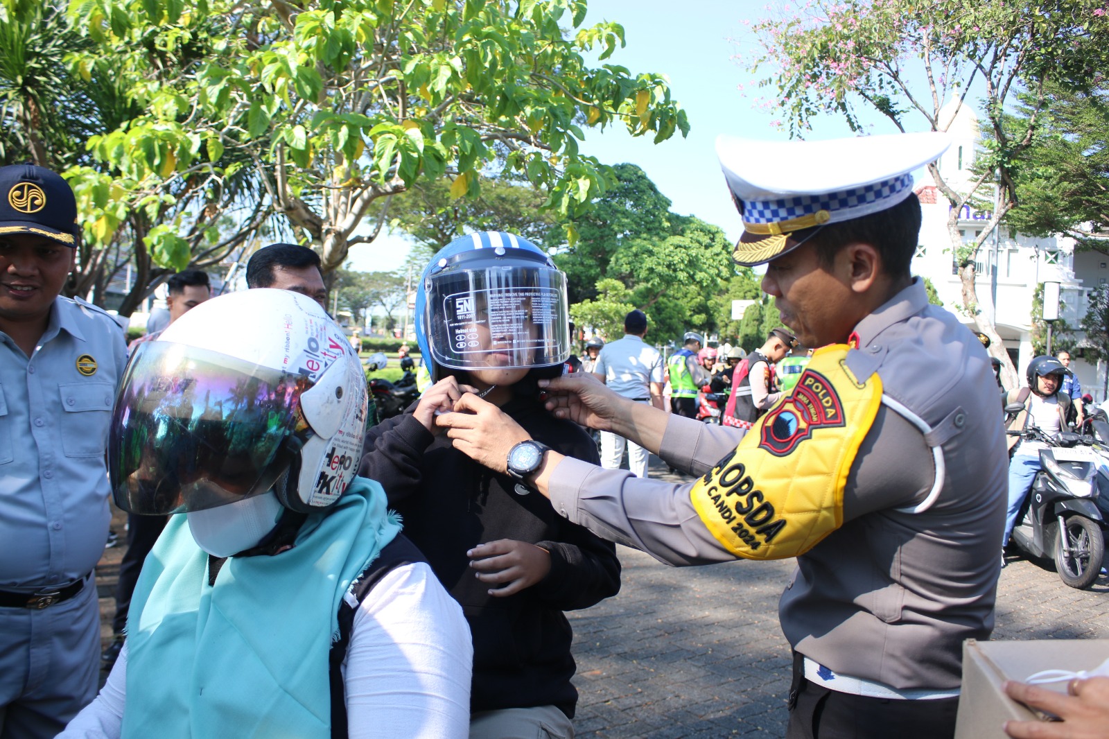Hari Kedua Ops Patuh Candi 2024, Petugas Gabungan Bagikan Cinderamata Kepada Pengendara