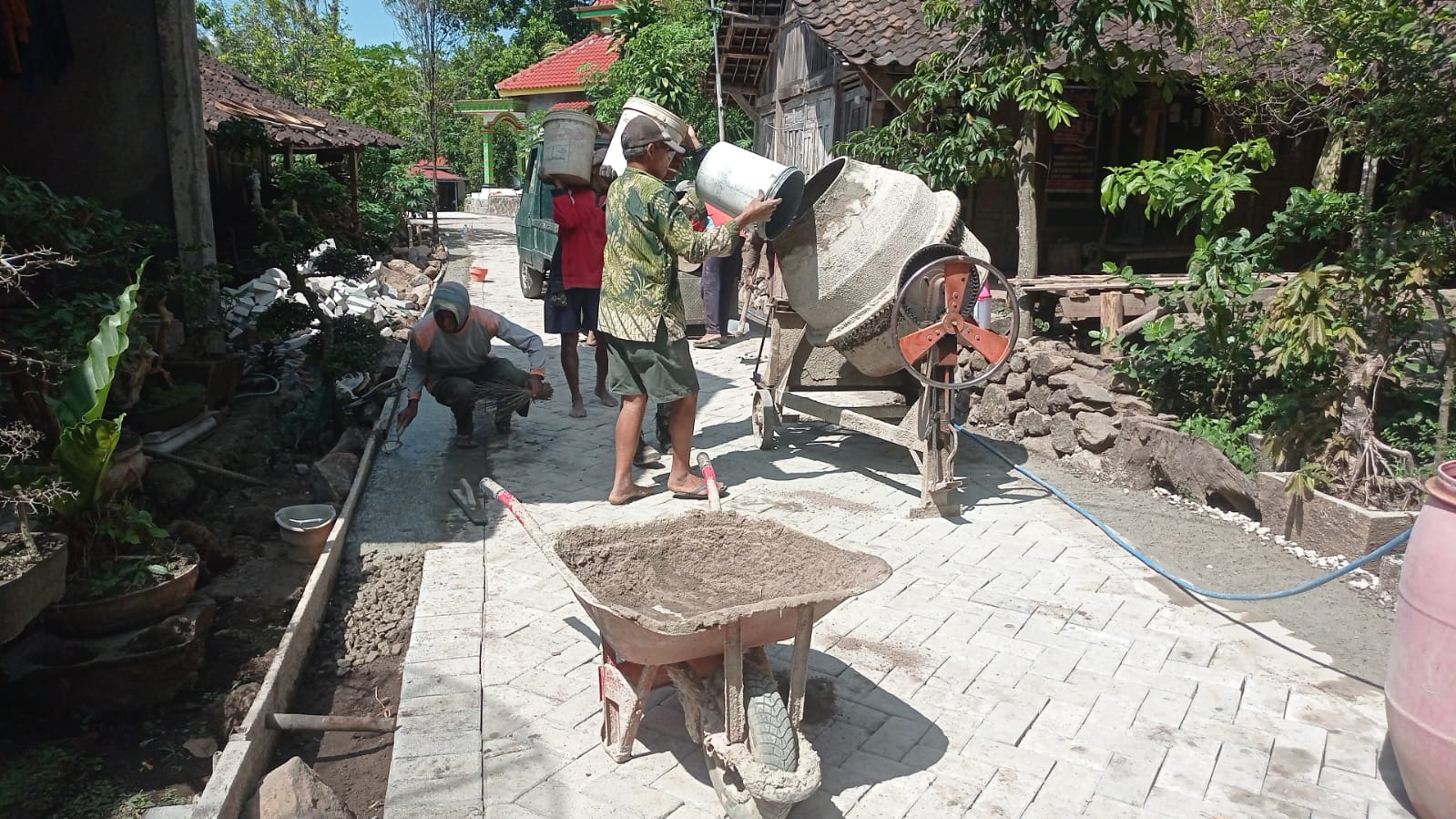 Pemerintah Desa Ngrayudan Realisasikan Dana Desa TH 2024 Untuk Bangun Jalan Paving Di Dusun Sanan