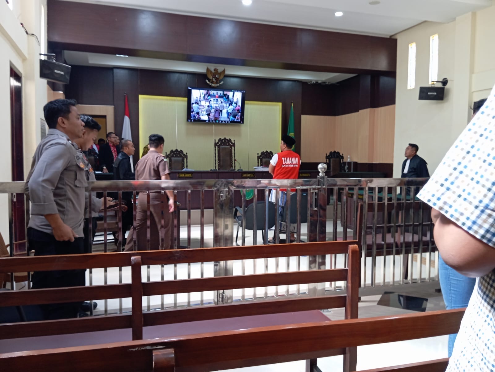 Vonis Lebih Ringan Dari Tuntutan, Kades Ketapang Daya Tak Terbukti Sebagai Otak Pelaku Penembakan